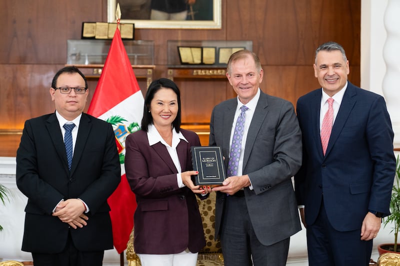 Élder Gary E. Stevenson do Quórum dos Doze Apóstolos, centro à direita, da A Igreja de Jesus Cristo dos Santos dos Últimos Dias com a Presidente do Peru Keiko Fujimori Higuchi, centro à esquerda, como parte de um ministério no país sul-americano na quinta-feira, 27 de agosto de 2026, no Palácio do Governo em Lima, Peru. Élder Stevenson foi acompanhado por Élder Juan Pablo Villar, à direita, um Setenta Autoridade Geral e presidente da Área Noroeste da América do Sul. Fujimori foi acompanhada por Marco Antonio Vinelli Ruiz, ministro do Desenvolvimento Agrário e Irrigação.