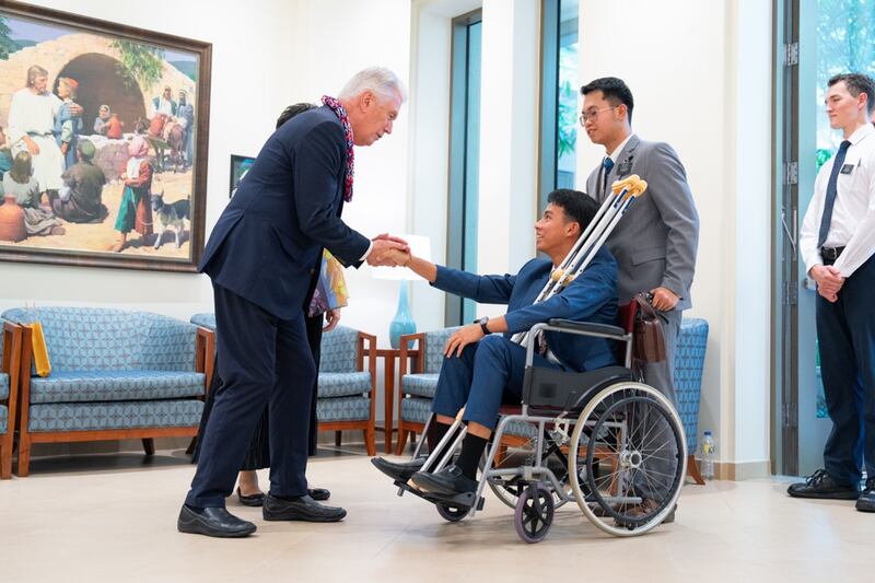 Élder Dieter Uchtdorf e Síster Harriet Uchtdorf cumprimentam missionários das Missões Bangkok Leste e Oeste da Tailândia.