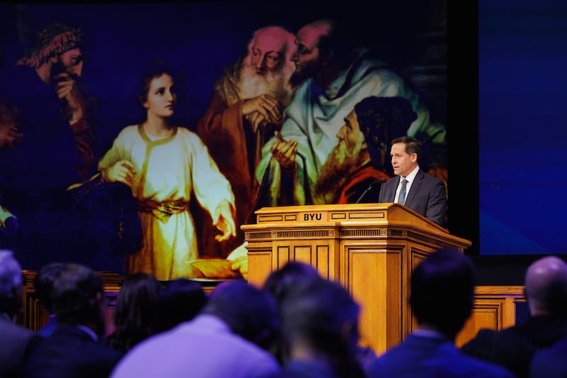 Elder B. Corey Cuvelier, Setenta Autoridade Geral, discursa durante o devocional no campus da BYU, no Marriott Center em Provo, Utah, na terça-feira, 11 de novembro de 2025.