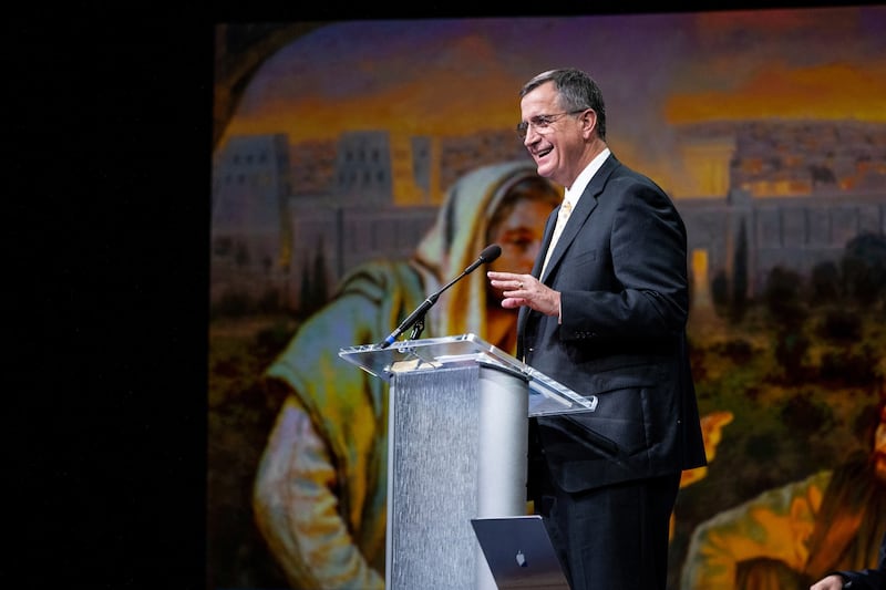 O presidente geral da Escola Dominical, Mark L. Pace, discursa na Semana da Educação da BYU, no Marriott Center em Provo, Utah, em 15 de agosto de 2022.