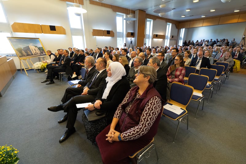 Membros da Igreja, amigos e convidados especiais participam da cerimônia de lançamento da pedra fundamental do Templo de Viena Áustria em Viena, Áustria, em 17 de outubro de 2026.