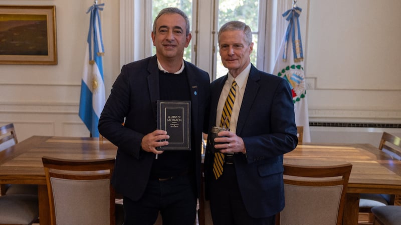 Elder David A. Bednar do Quórum dos Doze Apóstolos, à direita, posa para uma foto com o Prefeito Pablo Javkin no Palácio Municipal de Rosario, Argentina, em 20 de maio de 2026.
