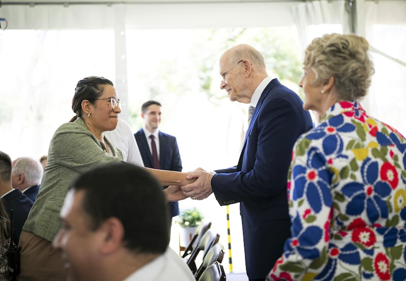 Elder Dale G. Renlund do Quórum dos Doze Apóstolos cumprimenta um membro de Buenos Aires, Argentina, em 16 de novembro de 2025.