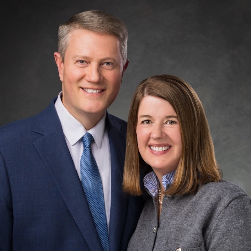 Matthew T. Wirthlin e Mary Wirthlin, que servirão como presidente e companheira da Missão Albânia Tirana a partir de julho de 2026.