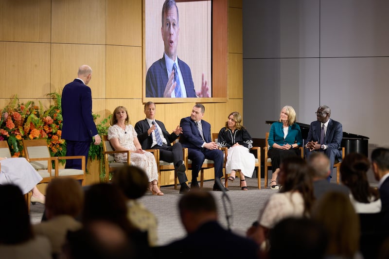 Élder Dale G. Renlund, à esquerda, fala com os participantes de um painel no Seminário de 2026 para Novos Líderes de Missão.