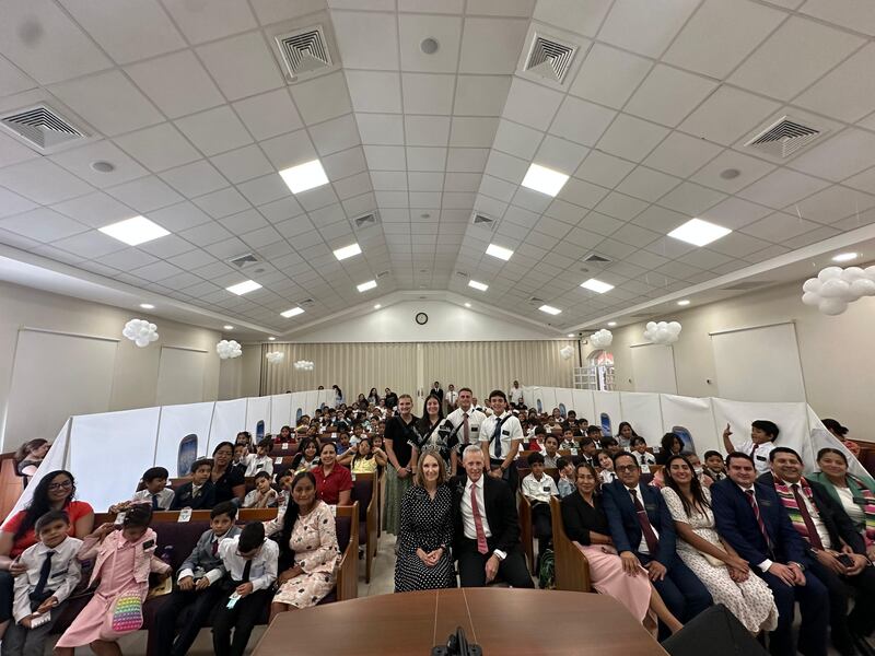 Crianças da Primária, líderes e missionários da Estaca Samborondón Equador sorriem para uma foto durante a atividade de mini centro de treinamento missionário da estaca em Guayaquil, Equador, 21 de fevereiro de 2026.