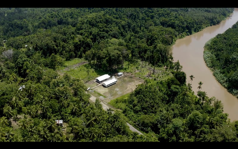 Uma sala de reuniões simplificada em Papua Nova Guiné equipada com painéis solares e internet de satélite Starlink permite que as congregações de Santos dos Últimos Dias se reúnam, estudem e participem dos programas da Igreja em áreas remotas.