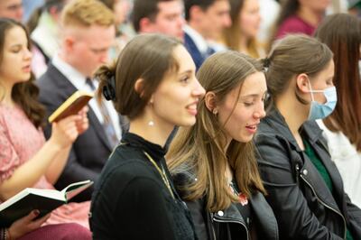 Os participantes cantam durante um devocional de 22 de abril de 2022 em Friedrichsdorf, Alemanha, que foi transmitido ao vivo para os santos dos últimos dias falantes de alemão na Áustria, Alemanha e Suíça. Élder Dieter F. Uchtdorf, do Quórum dos Doze Apóstolos, falou no devocional.
