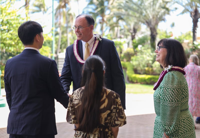 O Bispo Presidente W. Christopher Waddell e sua esposa, Irmã Carol S. Waddell, saudam os alunos da BYU–Havaí após o devocional do campus realizado no Cannon Activities Center em Laie, Havaí, na terça-feira, 13 de outubro de 2026.