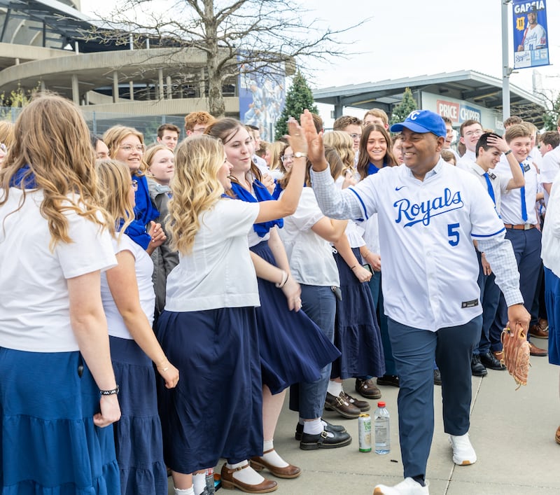 Elder G. Michael Ortiz, Setenta de Área de A Igreja de Jesus Cristo dos Santos dos Últimos Dias, cumprimenta voluntários na noite do JustServe no jogo do Kansas City Royals em Kansas City, Missouri, quinta-feira, 9 de abril de 2026.