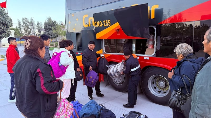 Santos dos Últimos Dias enchem um ônibus de Quillabamba, Peru, para uma viagem de 15 horas até o Templo de Arequipa Peru na primeira semana de agosto de 2025.