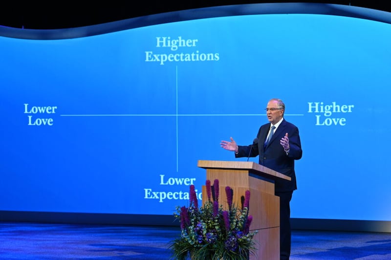 Élder Neil L. Andersen ensina a importância de os missionários misturarem expectativas mais elevadas com o amor mais elevado para obterem um aumento de fé, durante o dia de abertura do Seminário para Nova Liderança de Missão de 2021, realizado no dia 24 de junho de 2021.