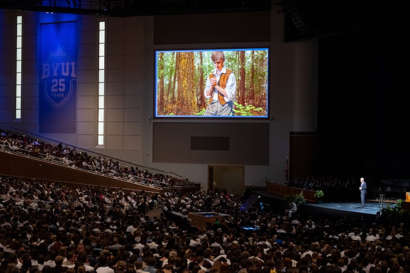 Elder Gérald Caussé do Quórum dos Doze Apóstolos apresenta o devocional na BYU–Idaho no domingo, 14 de junho de 2026.