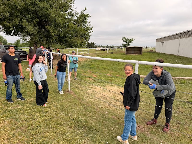 Jovens voluntários pintam uma cerca no Savannah Station Therapeutic Riding Program de Yukon, Oklahoma, para o Global Youth Service Day em abril de 2026.