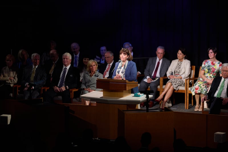 A irmã Valérie Caussé, esposa de Élder Gérald Caussé, discursa em o devocional como parte do Seminário para Novos Líderes de Missão de 2026.