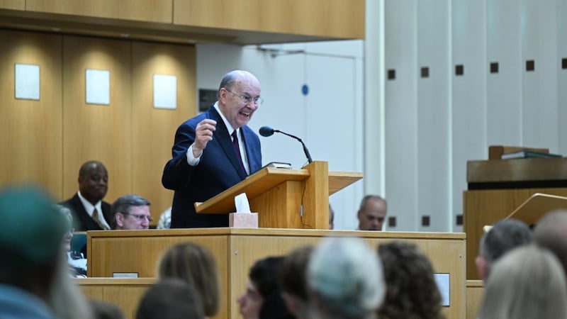 Elder Quentin L. Cook do Quórum dos Doze Apóstolos dirige-se aos membros e amigos da Igreja no Reino Unido e na Irlanda em uma transmissão histórica originada da Capela de Hyde Park em Londres no domingo, 24 de maio de 2026.