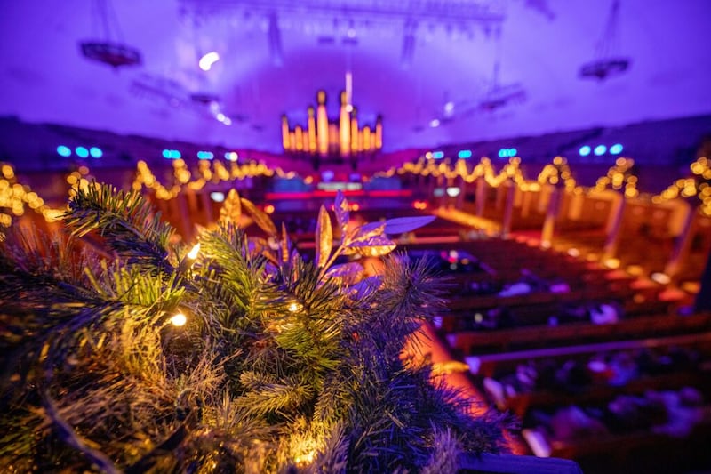 Um presépio virtual é parte da exibição das luzes de Natal na Praça do Templo durante as festividades natalinas de 2021.
