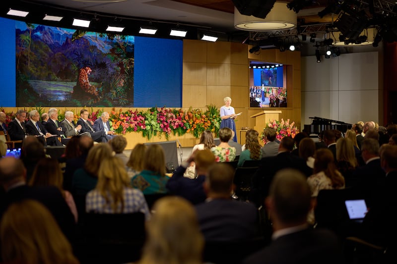 A Presidente Geral das Moças, Emily Belle Freeman, membro do Conselho Executivo Missionário da Igreja, discursa durante o Seminário para Novos Líderes de Missão de 2026, no sábado, 20 de junho de 2026, no Centro de Treinamento Missionário de Provo, em Provo, Utah.