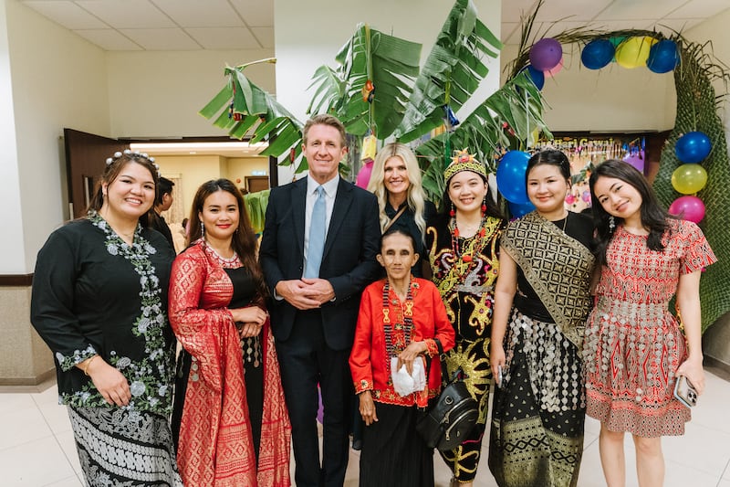 O presidente geral dos Rapazes, Timothy L. Farnes, e sua esposa, irmã Linsey Farnes, posam para uma foto com jovens durante um festival de colheita de Gawai em Sibu, Malásia, como parte de uma designação ministerial a países na Ásia, de 21 a 31 de maio de 2026.