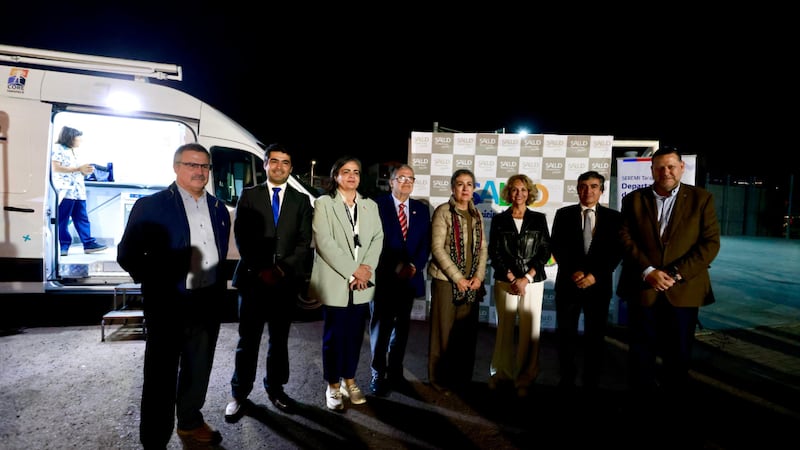 Autoridades locais de saúde e governo unem-se aos líderes da Igreja em frente a uma van de saúde no estacionamento do Centro de Estaca de Iquique Chile, em Iquique, Chile, em julho de 2026.