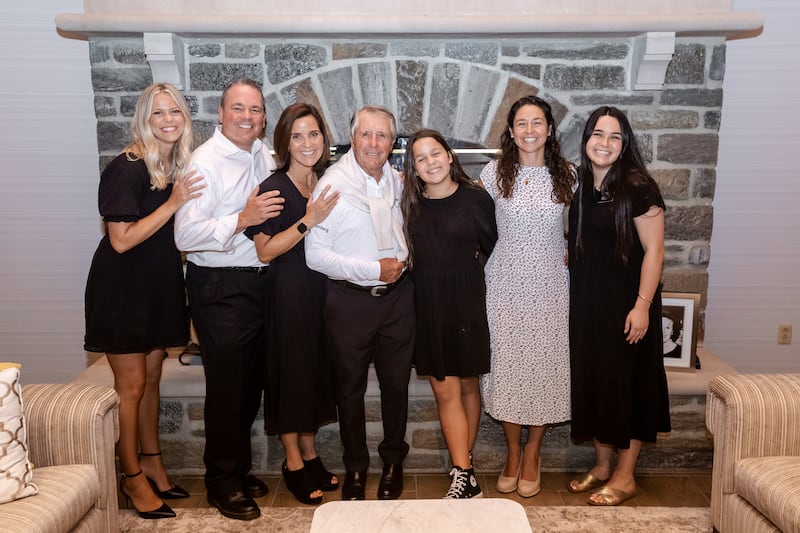 O legendário golfista Gary Player, ao centro, e sua filha Amanda-Leigh Player Hall, terceira a partir da esquerda, tiram uma foto com membros da família.