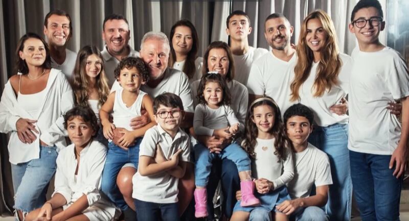 O astro do futebol brasileiro posa para uma foto em família com sua esposa, filhos e netos.