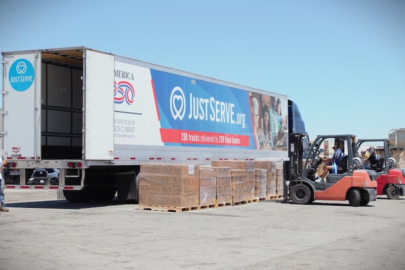 Uma doação de alimentos de A Igreja de Jesus Cristo dos Santos dos Últimos Dias é descarregada de um caminhão no High Desert Second Chance em Hesperia, Califórnia, na terça-feira, 14 de julho de 2026.