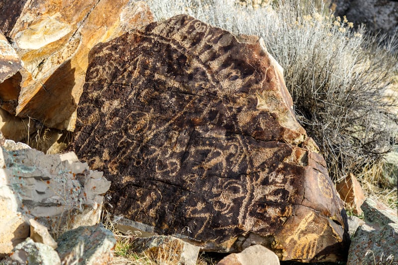 Uma pedra de petróglifo é devolvida ao seu local de origem no norte de Utah.