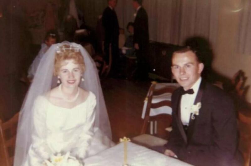 Élder Quentin L. Cook, do Quórum dos Doze Apóstolos, e sua esposa, a irmã Mary Cook, no dia de casamento em 1962.
