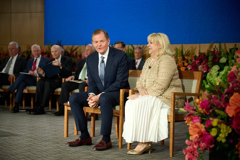 Elder Gary E. Stevenson, do Quórum dos Doze Apóstolos, e sua esposa, irmã Lesa Stevenson, discursam juntos no Seminário para Novos Líderes de Missão de 2026 no Centro de Treinamento Missionário de Provo, em Provo, Utah, na sexta-feira, 19 de junho de 2026.