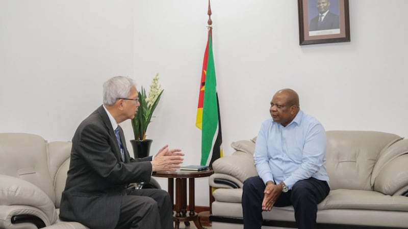 Elder Gerrit W. Gong se reúne com Manuel Rodrigues Alberto, secretário de estado da Província de Sofala, em Beira, Moçambique, 20 de maio de 2026.
