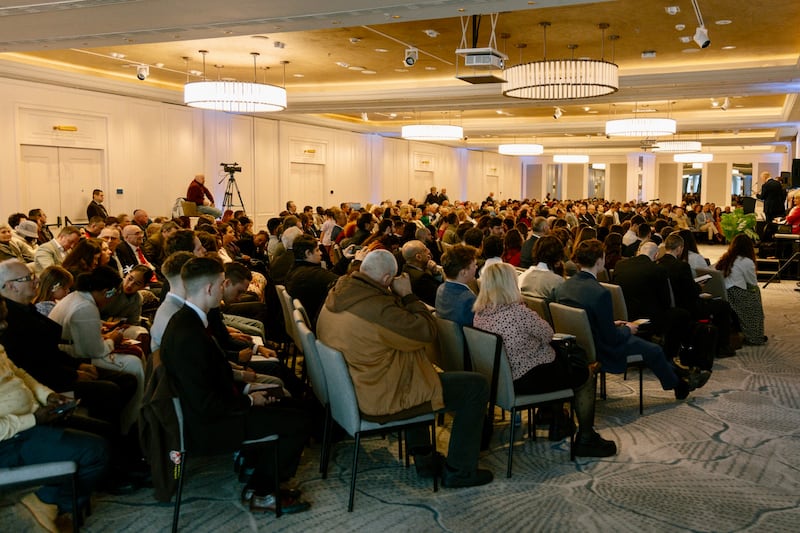 Mais de 600 pessoas participaram da Conferência de Distrito de Bucareste, Romênia, em 22 de fevereiro de 2026, para ouvir mensagens de Elder Dale G. Renlund do Quórum dos Doze Apóstolos e outros.
