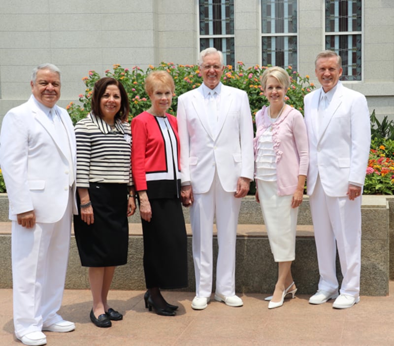 Rededicação do Templo do Paraguai. Da esquerda para a direita: Élder Benjamin De Hoyos, irmã Evelia De Hoyos, irmã Kathy Christofferson, Élder D. Todd Christofferson, irmã Nacy Dunan e Élder Kevin Duncan, 3 de novembro de 2019.