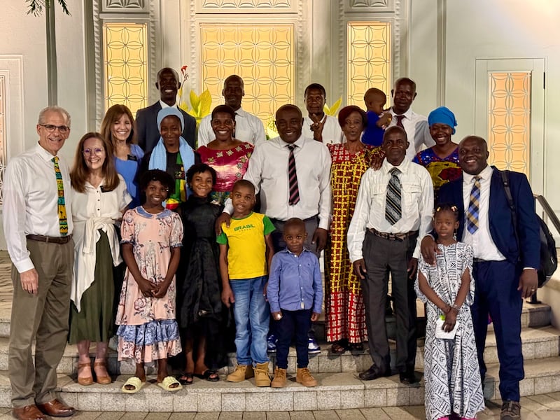 Pascal e Lauralyn Budge, líderes recentemente liberados da Missão Leste de Abidijan da Costa do Marfim, à esquerda, estão em pé do lado de fora do Templo da Costa do Marfim Abidjan com membros do Ramo Bamako Mali em 11 de fevereiro de 2026.