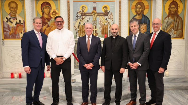 Élder Ulisses Soares do Quórum dos Doze Apóstolos, terceiro da esquerda, e outros líderes de A Igreja de Jesus Cristo dos Santos dos Últimos Dias reúnem-se com a liderança do Arcebispado Grego Ortodoxo da América na Igreja Ortodoxa Grega de São Nicolau e Santuário Nacional em Nova Iorque na sexta-feira, 21 de agosto de 2026.