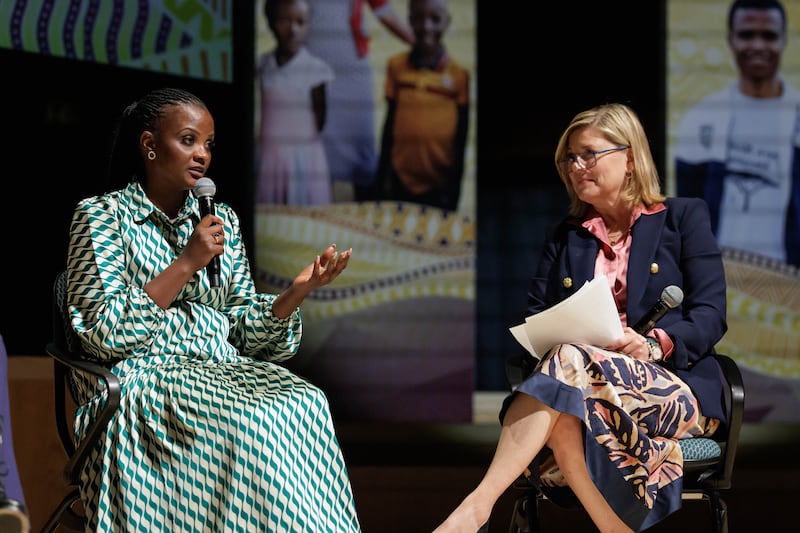 Grace Ninsiima visita Jane Clayson Johnson na estreia do documentário "Pathway to Hope", que apresenta sua história e várias outras e está disponível para assistir em byutv.org.