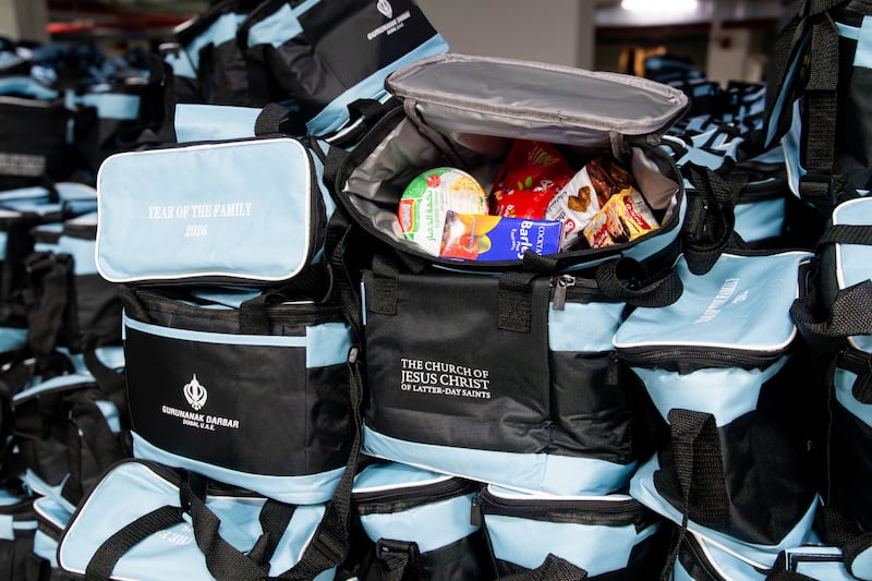 Kits de alimentos foram montados por membros de A Igreja de Jesus Cristo dos Santos dos Últimos Dias e da comunidade sique em um projeto de serviço combinado, em Dubai, Emirados Árabes Unidos, na sexta-feira, 21 de agosto de 2026.