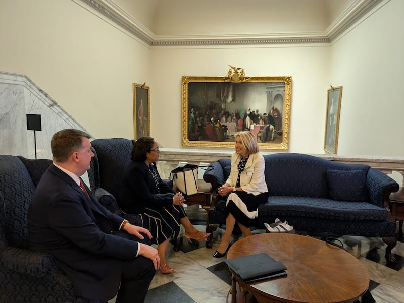 A Presidente Camille N. Johnson e Elder Michael P. Brady falam com Lora Hargrove no gabinete do governador de Maryland em Annapolis, Maryland, na sexta-feira, 15 de maio de 2026.