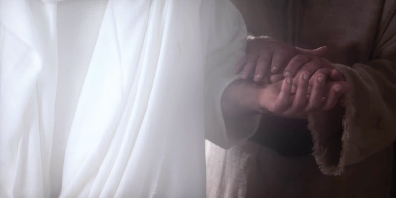 Jesus Cristo convida as pessoas a tocarem as feridas em Suas mãos nesta cena dos Vídeos da Bíblia.