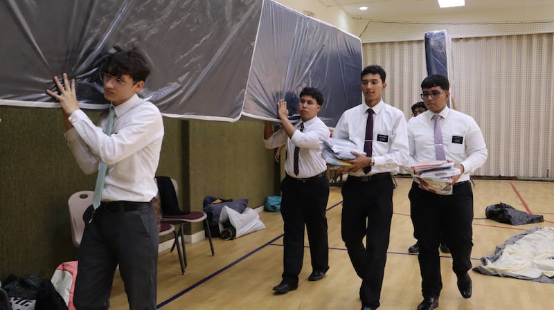 Voluntários e missionários de A Igreja de Jesus Cristo dos Santos dos Últimos Dias preparam itens para aqueles afetados por dois terremotos gêmeos na Venezuela no sábado, 27 de junho de 2026.