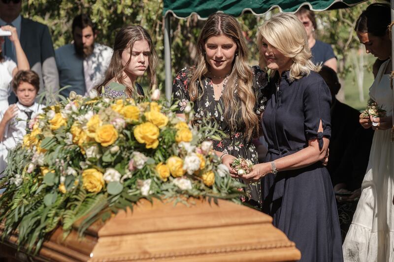 Familiares se reúnem para a cerimônia do enterro da irmã Patricia Terry Holland, esposa de Élder Jeffrey R. Holland, do Quórum dos Doze Apóstolos de A Igreja de Jesus Cristo dos Santos dos Últimos Dias, em St. George, Utah, no sábado, julho 29 de 2023.