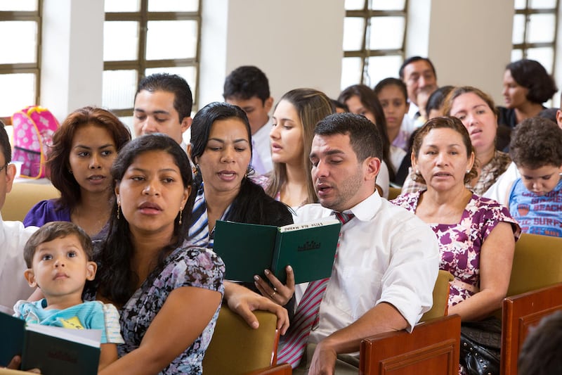 Santos dos Últimos Dias de Manaus, Brasil, cantam um hino como parte da reunião sacramental.