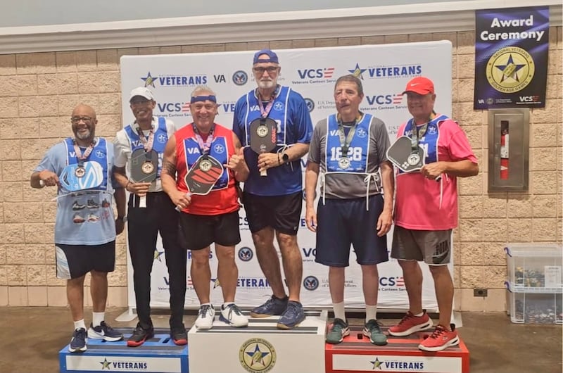 Do lado direito, Elder Timothy Fagan, um Santo dos Últimos Dias e missionário de serviço de relações militares, recebe uma medalha de prata após competir em pickleball durante os Jogos Dourados Nacionais de Veteranos de 2026 realizados em Tampa, Flórida, de 27 de junho a 2 de julho.