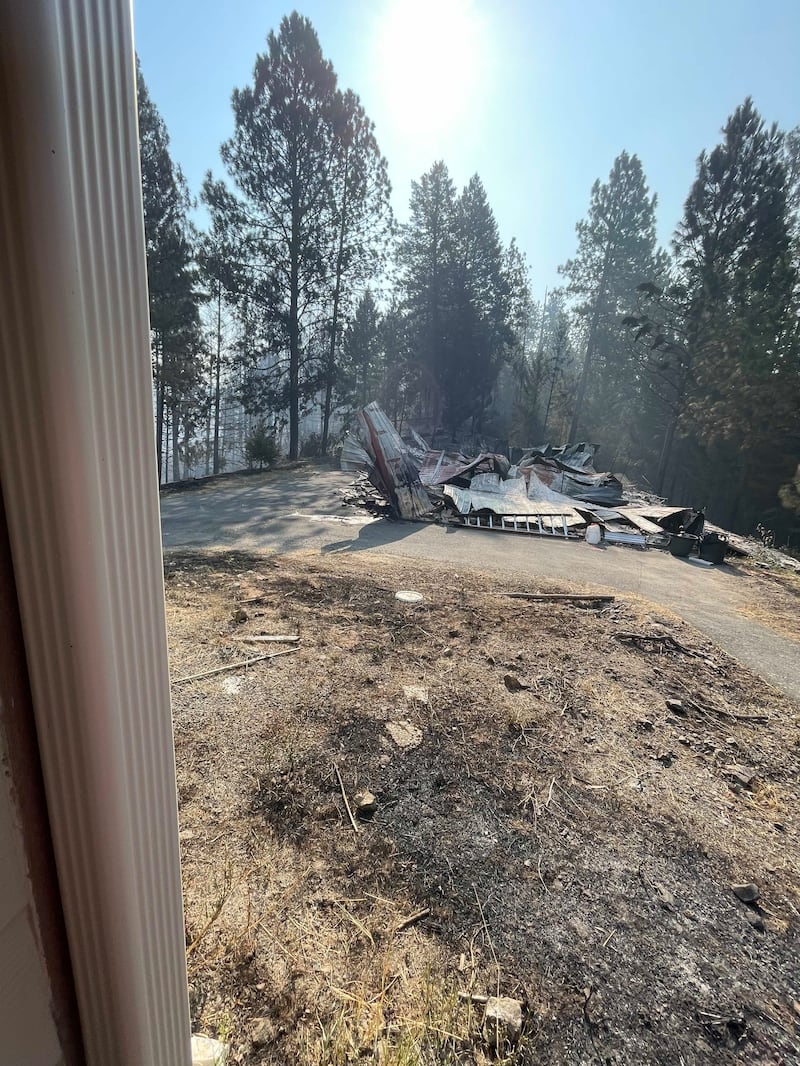 Um prédio de loja na casa do Presidente da Estaca Mount Spokane de Spokane Washington, Robert L. Sanders, foi queimado nos incêndios florestais recentes perto de Spokane, Washington, e é mostrado em 3 de agosto de 2026.