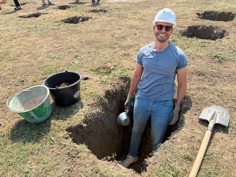 Mauro Dicataldo, um voluntário que viajou de Paris, França, trabalha dentro de um buraco de fundação durante um projeto de serviço da Habitat for Humanity Romania em Berceni, Romênia, em agosto de 2026.