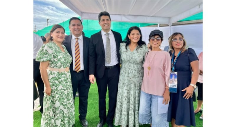 Élder Sandino Román e Irmã Lupita Román, no centro, estão acompanhados de outros participantes na cerimônia de lançamento da pedra fundamental do Templo de Iquitos, Peru.
