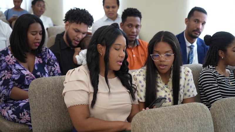 Membros de uma congregação na República Dominicana cantam seleções de "Hymns for Home and Church" durante a reunião de sacramento deles.