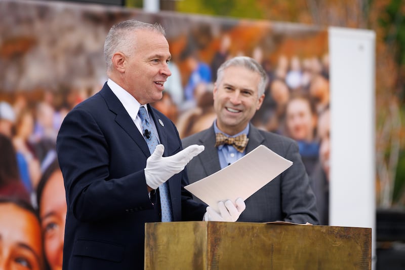 O Presidente da BYU, C. Shane Reese, lê uma carta escrita por Muriel Thole incluída na cápsula do tempo que foi colocada na biblioteca em 1976 durante o aniversário de centenário de Brigham Young University. A cápsula do tempo foi aberta durante um evento do Dia do Fundador na Brigham Square em Provo, Utah, na quinta-feira, 16 de outubro de 2025.