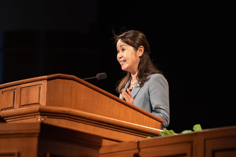 A irmã Tazuko Yamashita discursa em um devocional no campus BYU–Idaho, realizado na terça-feira, 8 de novembro de 2022.