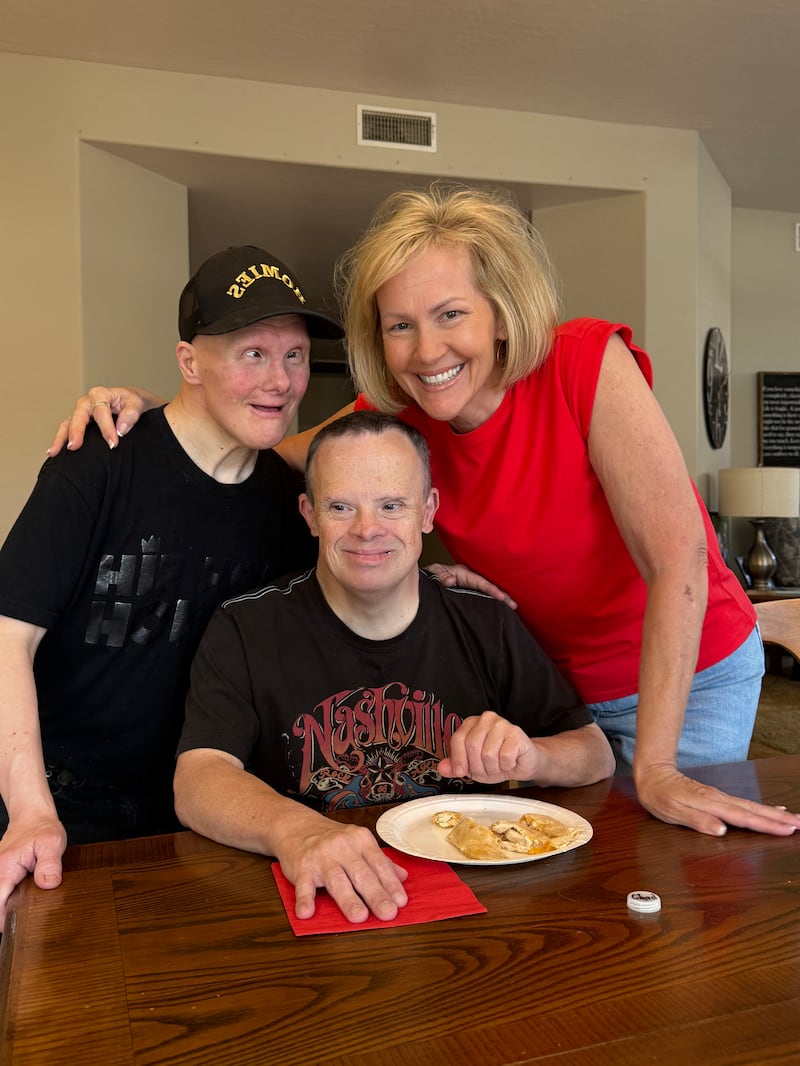 Da esquerda para a direita: Kelly Leavitt, Chad Rades e Carol Tingey sorriem para uma foto em Mesa, Arizona, no dia 10 de julho de 2025. Esses três indivíduos são amigos desde o ensino médio.